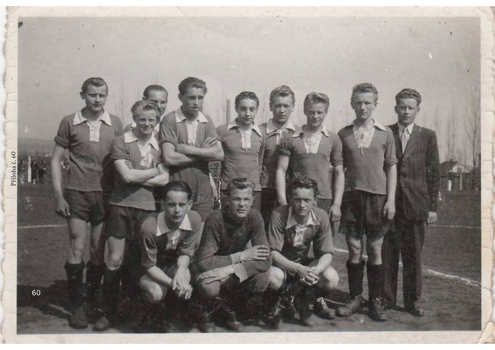 Foto 60 - dorost SK Sochor, 2. pol. 40. let  (dolní řada, 1. zleva Milda Scholz, pozdější úspěšný a velice oblíbený trenér mládeže Juty Dvůr Králové v 60. a 70. letech)