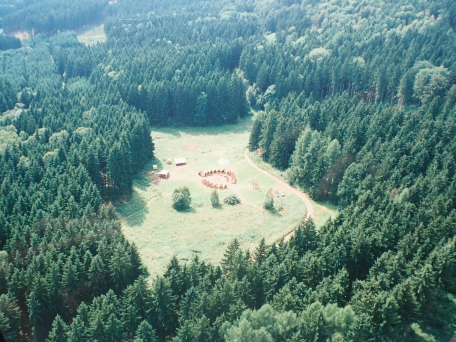 Tábor 1. smečky vlčat foto z vrtulníku 7/8 2001